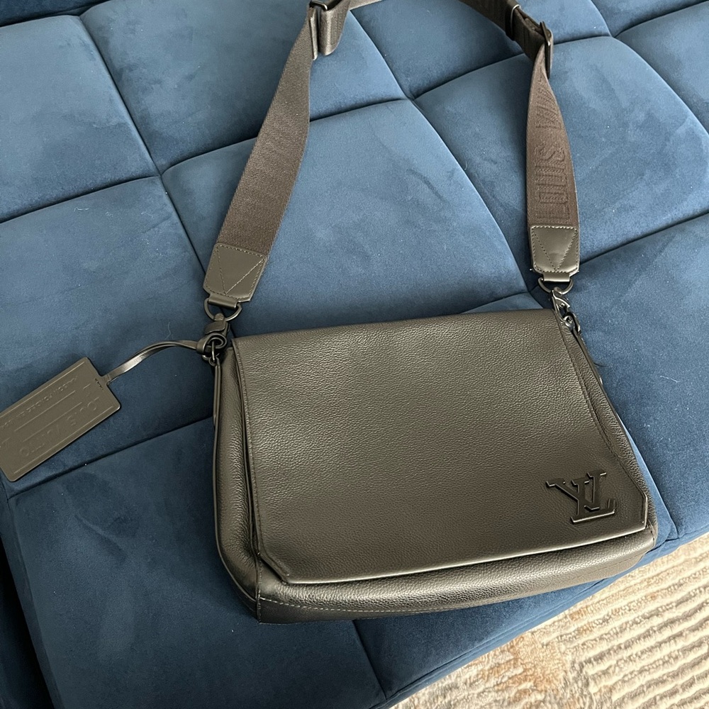 Louis Vuitton Men's Black Leather Messenger Bag
